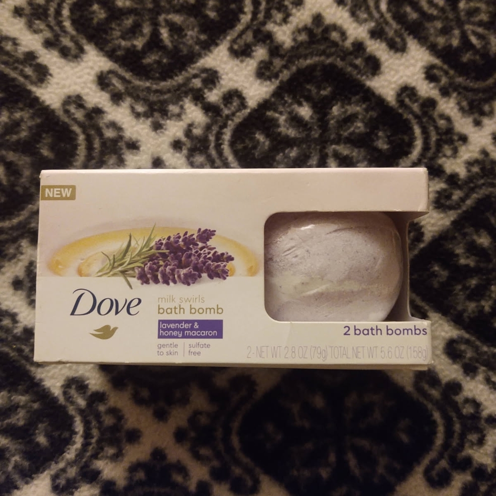 DOVE  Lavender & Honey Macaron Bath Bomb - White